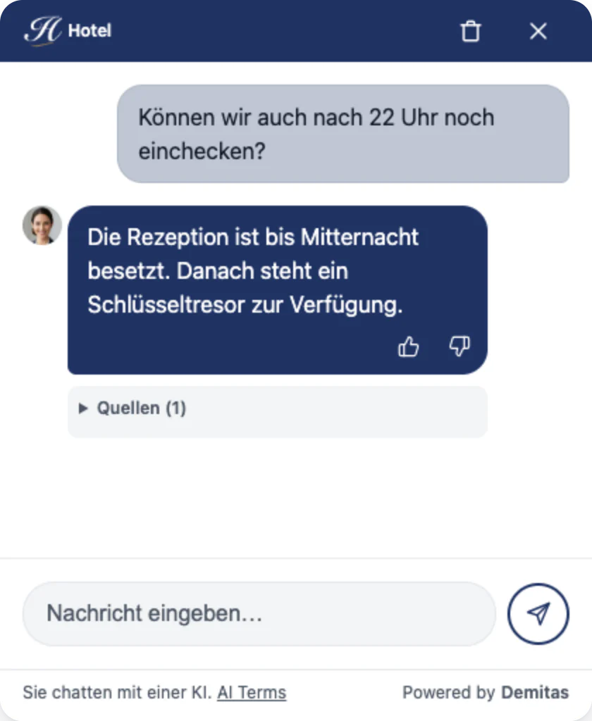 Der Demitas AI Assistant mit Logo, Farben und Avatar eines Hotels beantwortet, ob Gäste auch spät noch einchecken können