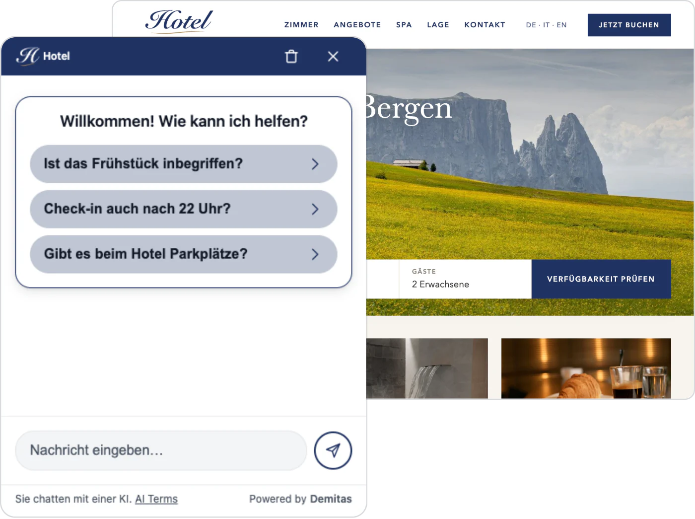 Eine Hotel-Website, darüber der geöffnete Demitas AI Assistant in den Farben des Hotels, mit seiner Willkommensnachricht und drei vorgeschlagenen Fragen